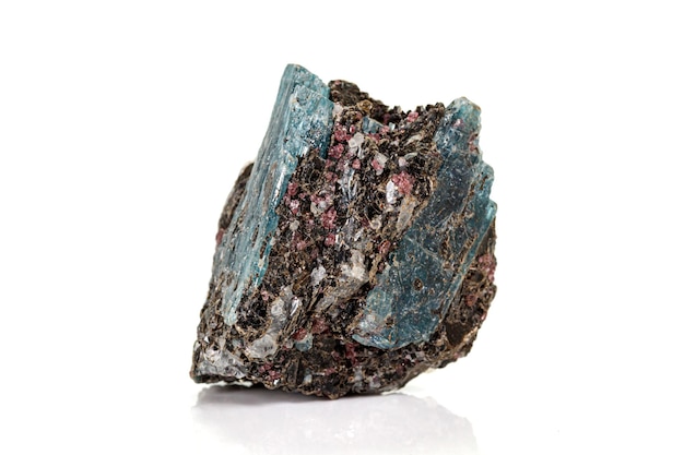 Macro piedra mineral Diópsido Calcita Magnetita sobre un fondo blanco.