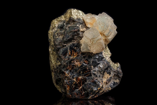 Macro de una piedra mineral Esfalerita con fluorita y pirita sobre un fondo negro de cerca