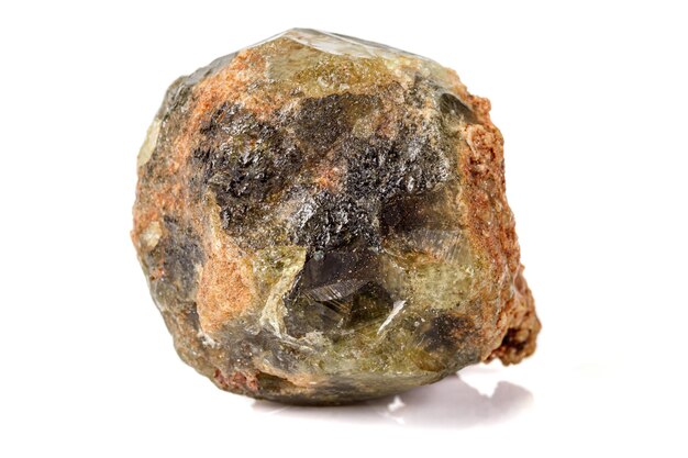 Macro piedra mineral Grossularia sobre fondo blanco.