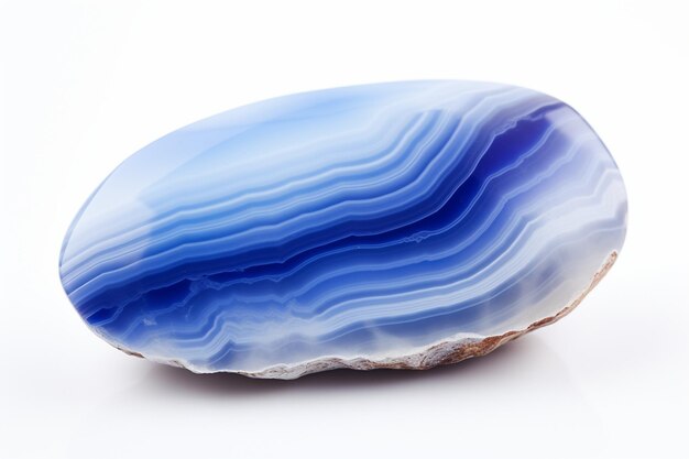 Macro piedra mineral raza de ágata azul con fondo blanco
