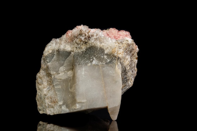 Macro de la piedra mineral Rodocrosita con fluorita sobre fondo negro