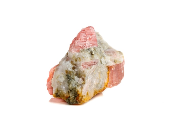 Macro de la piedra mineral rodocrosita sobre un fondo blanco.