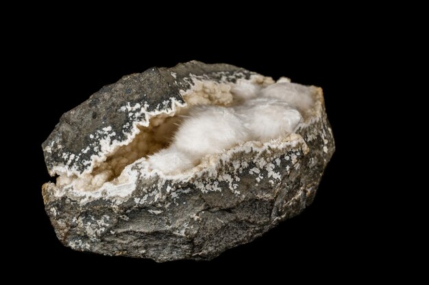 Macro piedra Stilbite mineral en blanco negro de cerca