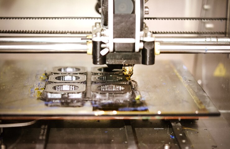 Foto macro de primer plano de figura de impresión de impresora 3d moderna. la impresora 3d tridimensional automática realiza el modelado de plástico en laboratorio.