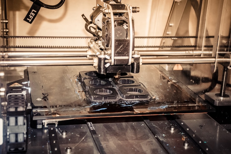 Foto macro de primer plano de figura de impresión de impresora 3d moderna. la impresora 3d tridimensional automática realiza el modelado de plástico en laboratorio.