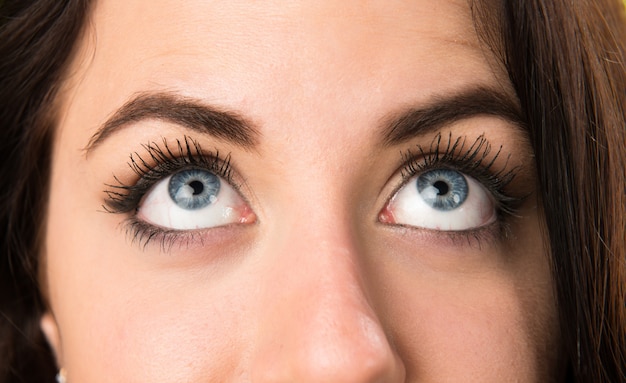 Foto macro - primer plano de ojos de mujer mirando hacia arriba