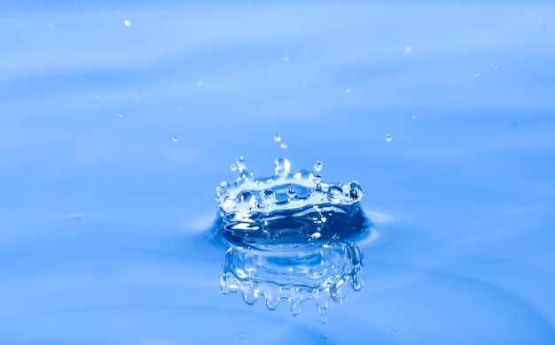 macro de salpicaduras de agua azul de cerca