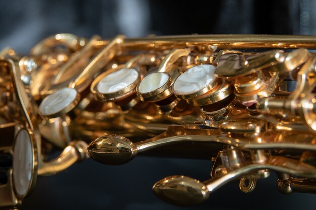 Macro de saxofón dorado saxo tenor con enfoque selectivo en negro