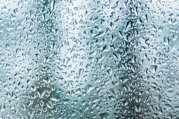 Macro textura de vidro coberto por gotas de água em dia chuvoso