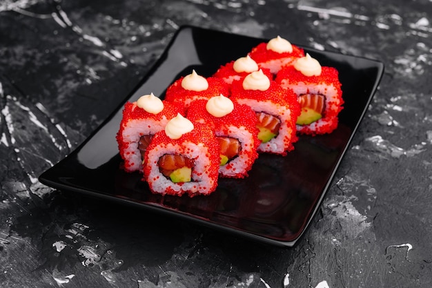 Macro tiro de california maki sushi rollos con arroz