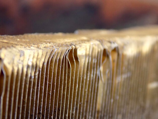 Macro tiro de metal en la madera