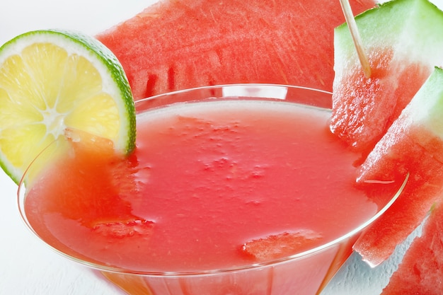 Macro de un vaso con jugo de sandia