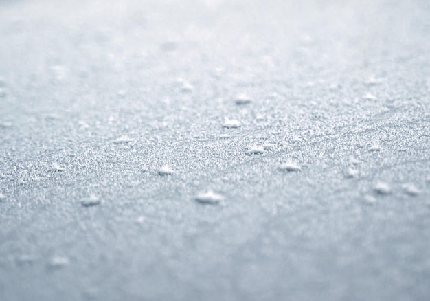 Macro de la ventana de cristal del coche cubierta de hielo y nieve Concepto de mala visibilidad durante las condiciones climáticas de congelación