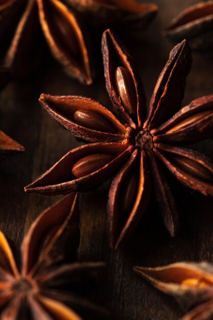 Macrofotografía de anís estrellado sobre un fondo de madera. El anís estrellado de especias marrones está cerca