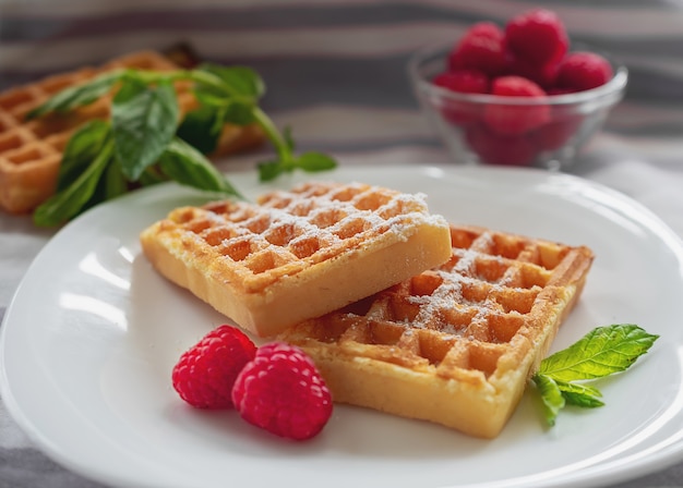 macrofotografia de waffles com framboesas