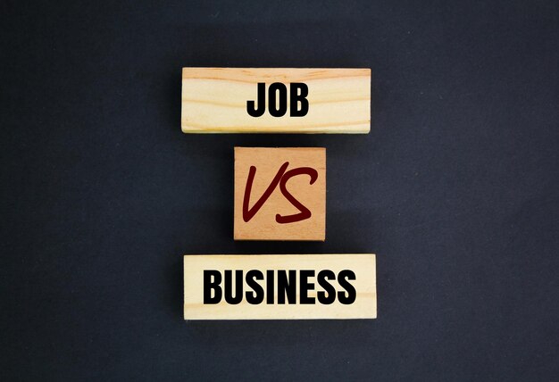 madeira com as palavras trabalho e negócios o conceito de escolha de carreira Trabalho vs sucesso do conceito de negócios