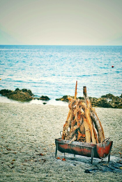 Foto madeira de fogueira na praia