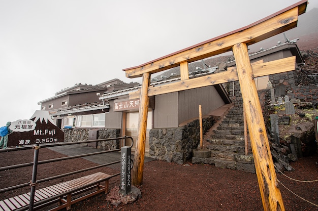 Madeira toroi templo porta japão