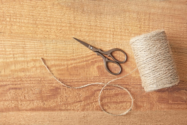 Madeja de hilo de cáñamo sobre fondo de madera