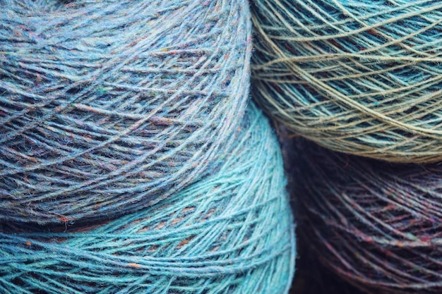 Madeja de hilo de lana teñida en sección de colores para tejer y ganchillo