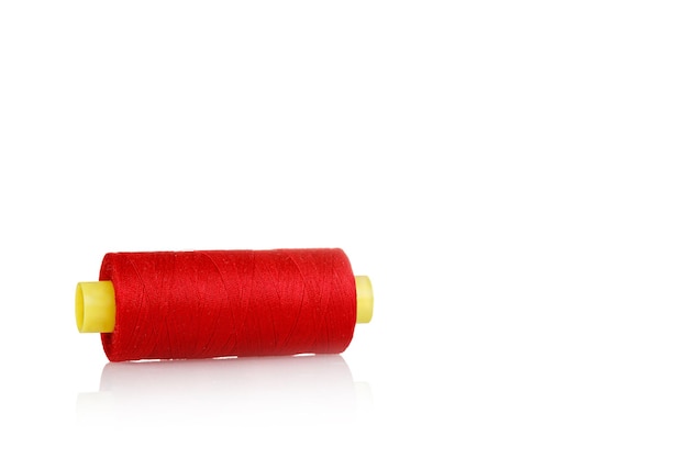 Madeja de macro de colores de hilo rojo sobre un fondo blanco.