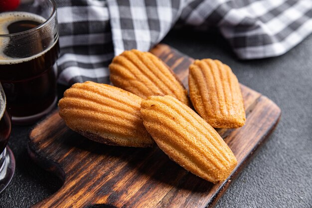 Madeleine biscuit cookies dulce postre francés comida snack en la mesa espacio de copia comida