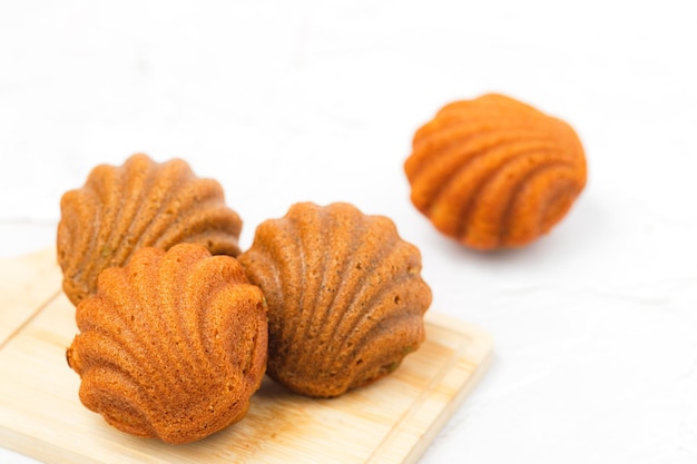 Madeleine-Kuchen mit einer unverwechselbaren Muschelform auf weißem Hintergrund für Backwaren und Esskonzept