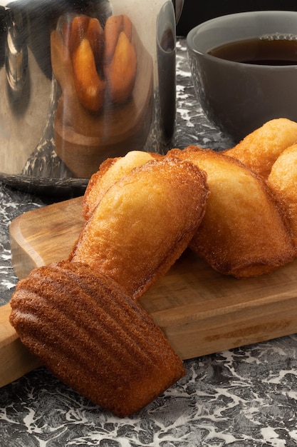 Madeleine de postre típico francés con café