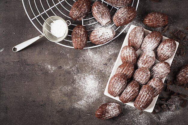 Madeleines de chocolate caseros en mesa oscura