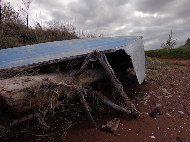 Foto madera abandonada en el campo contra el cielo