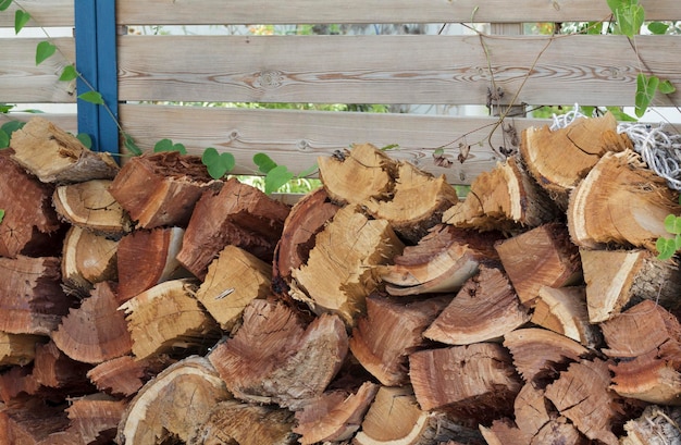 Madera apilada para la estufa en el patio