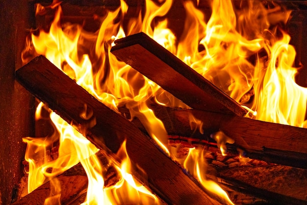 Madera ardiendo en la chimenea fuego rojo brillante