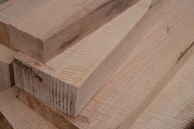 La madera aserrada de madera de arce tiene una raya de tigre o un grano de raya rizada