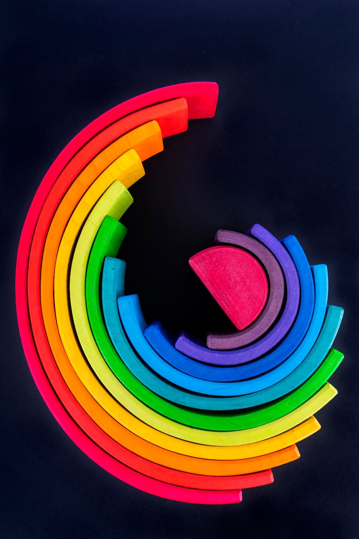Foto madera de color arcoiris. set de juguete educativo de forma de arco iris