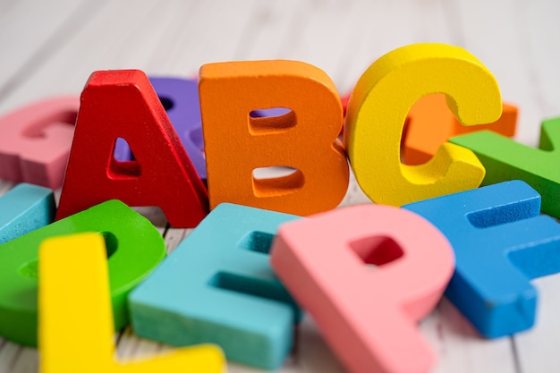 Foto madera colorida del alfabeto inglés para el aprendizaje escolar de la educación.