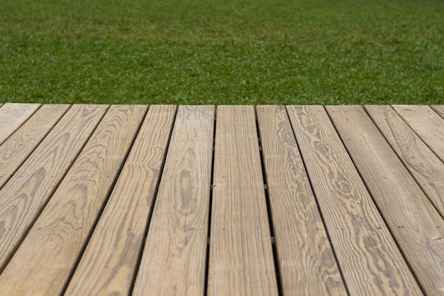 madera con cubierta de patrón natural y hierba en el fondo de la luz del día