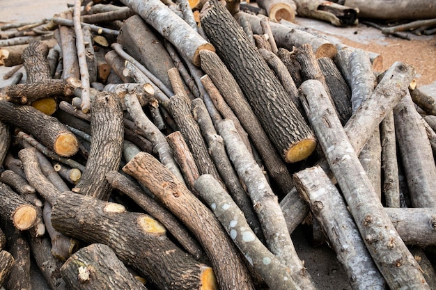 Madera dispuesta en capas pila de troncos de madera listos para la industria