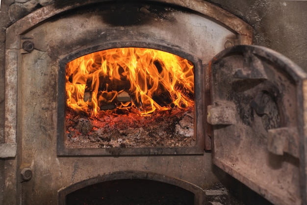 Madera de fuego en la antigua estufa de óxido