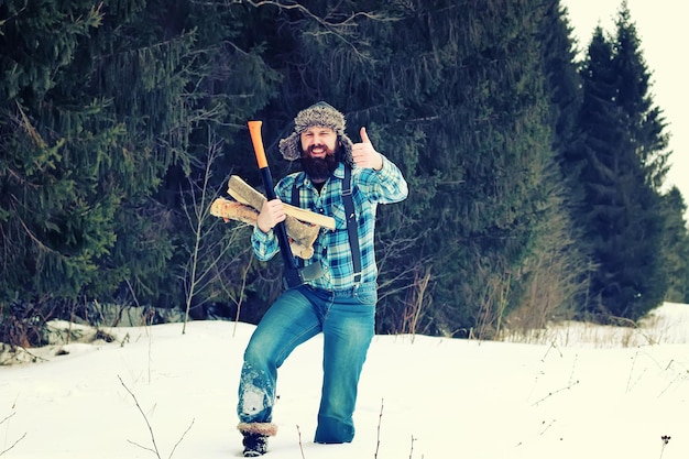 Madera de hacha de hombre de invierno