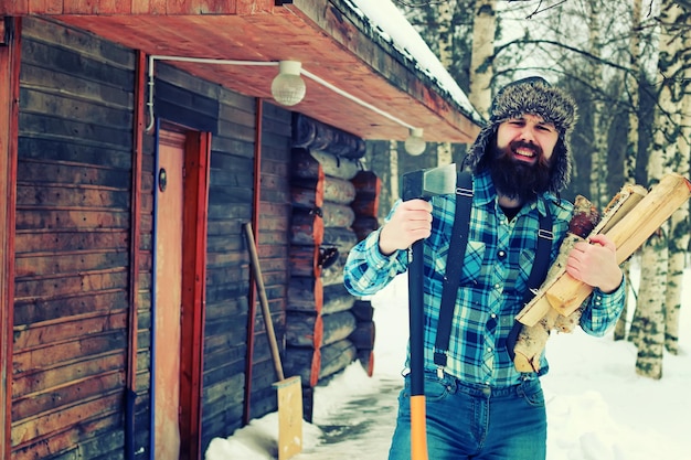 Madera de hacha de hombre de invierno