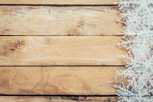 Madera marrón de fondo de Navidad y copos de nieve con el espacio.