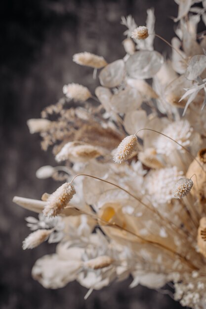 Madera muerta hojas plumas decoración de lujo floristería