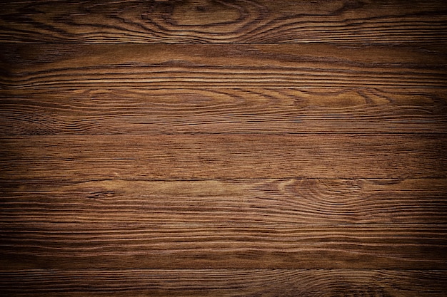 Madera natural, superficie de la mesa. Pared de tablones de madera pintada de color marrón claro