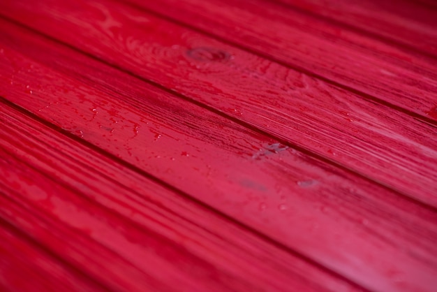 Madera pintada de rojo. pared de madera vieja pintada. Fondo de tablón rojo de madera