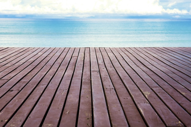 Foto madera en la playa con el cielo.