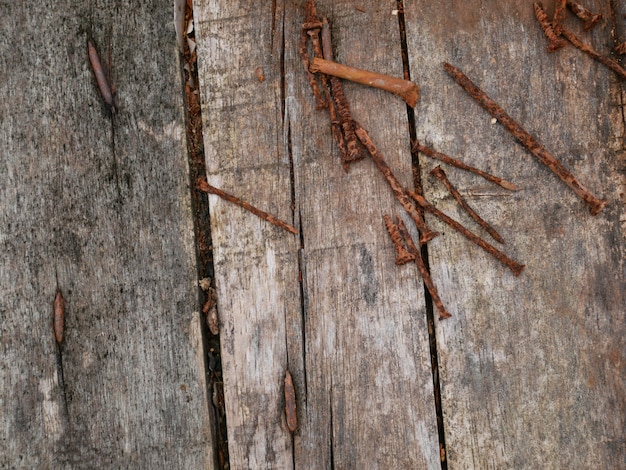 madera vieja y clavos oxidados