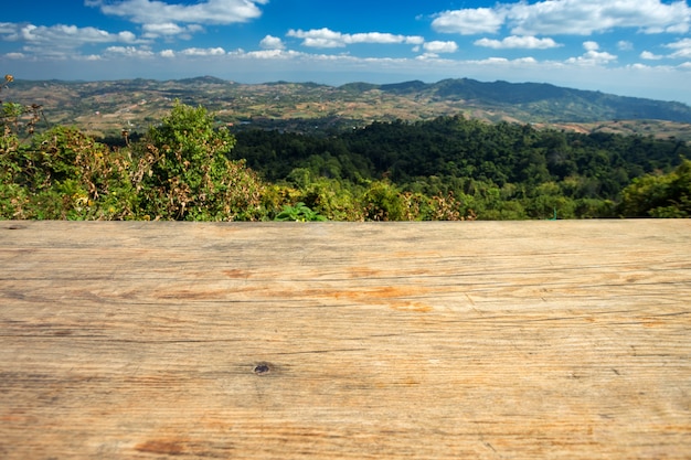 Foto madera en la vista de fondo de la cordillera.