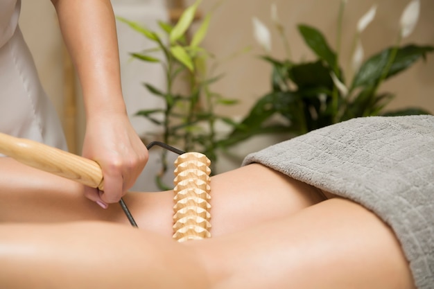 Maderotherapie Anti-Cellulite-Beinmassage mit Holzrollenmassagegerät