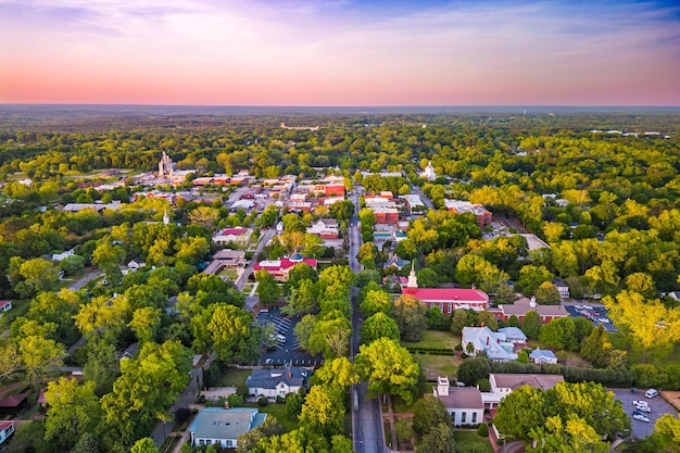 Madison, Georgia, USA mit Blick auf das historische Viertel der Innenstadt in der Dämmerung