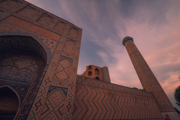 Foto la madrasa de sher dor en la plaza registan en samarcanda, uzbekistán